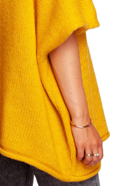 Sweter damski ponczo oversize z golfem krótki rękaw miodowy BK084 Sweter damski ponczo oversize z golfem krótki rękaw miodowy BK084