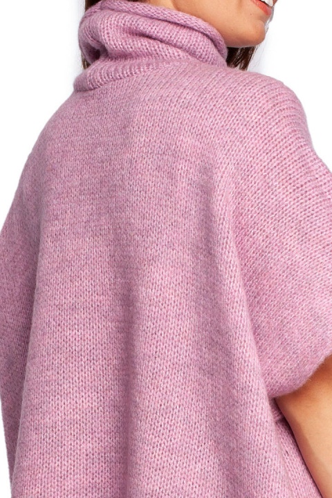 Sweter damski ponczo oversize z golfem krótki rękaw pudrowy BK084 Sweter damski ponczo oversize z golfem krótki rękaw pudrowy BK084