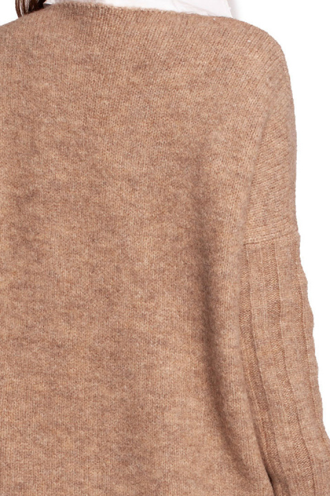 Sweter damski z głębokim dekoltem V i dłuższym tyłem brąz BK083 Sweter damski z głębokim dekoltem V i dłuższym tyłem brąz BK083