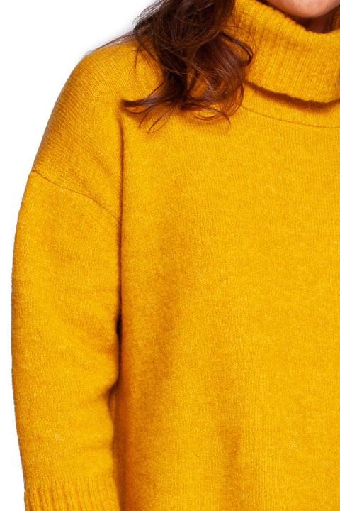 Sweter damski z golfem ściągacz i rozcięcie z tyłu miodowy BK086 Sweter damski z golfem ściągacz i rozcięcie z tyłu miodowy BK086