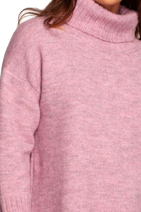Sweter damski z golfem ściągacz i rozcięcie z tyłu pudrowy BK086 Sweter damski z golfem ściągacz i rozcięcie z tyłu pudrowy BK086