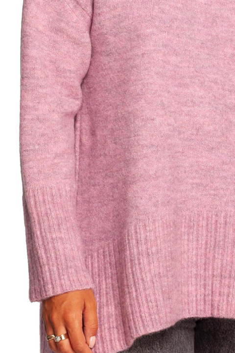 Sweter damski z golfem ściągacz i rozcięcie z tyłu pudrowy BK086 Sweter damski z golfem ściągacz i rozcięcie z tyłu pudrowy BK086