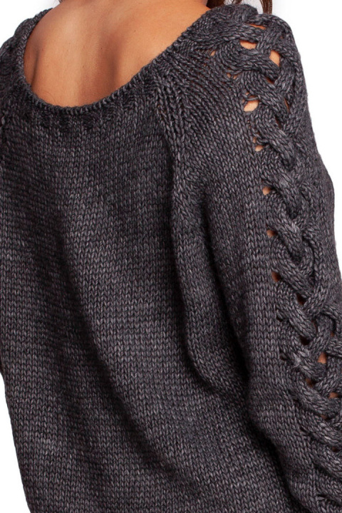 Sweter damski z szerokim dekoltem i warkoczem na rękawach szary BK090 Sweter damski z szerokim dekoltem i warkoczem na rękawach szary BK090