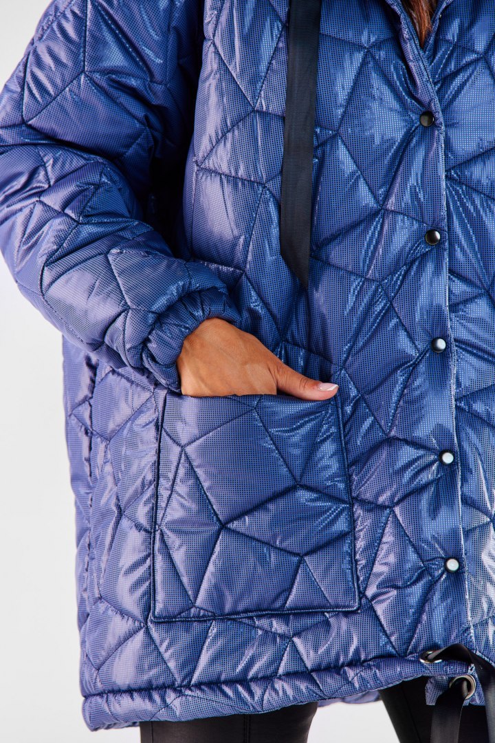 Kurtka damska pikowana oversize z kapturem i kieszeniami granatowa A536 Kurtka damska pikowana oversize z kapturem i kieszeniami granatowa A536