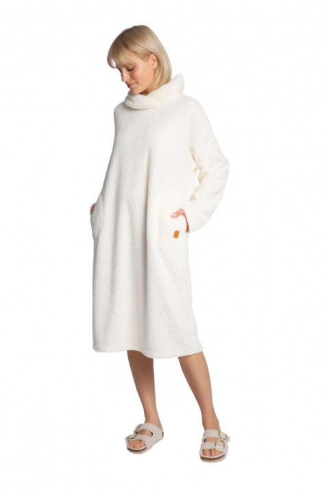 Sukienka pluszowa midi oversize z kołnierzem ecru LA002 Sukienka pluszowa midi oversize z kołnierzem ecru LA002