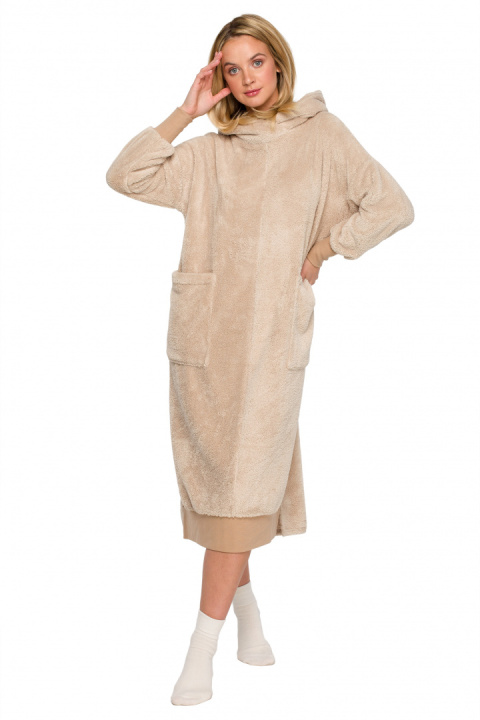 Sukienka midi pluszowa oversize z kapturem długi rękaw cappuccino LA127 Sukienka midi pluszowa oversize z kapturem długi rękaw cappuccino LA127