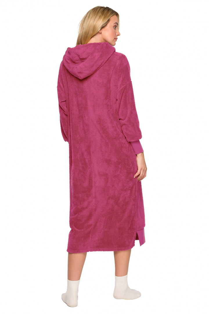 Sukienka midi pluszowa oversize z kapturem długi rękaw wrzosowa LA127 Sukienka midi pluszowa oversize z kapturem długi rękaw wrzosowa LA127