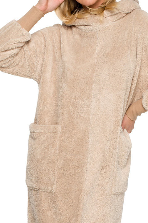 Sukienka midi pluszowa oversize z kapturem długi rękaw cappuccino LA127 Sukienka midi pluszowa oversize z kapturem długi rękaw cappuccino LA127