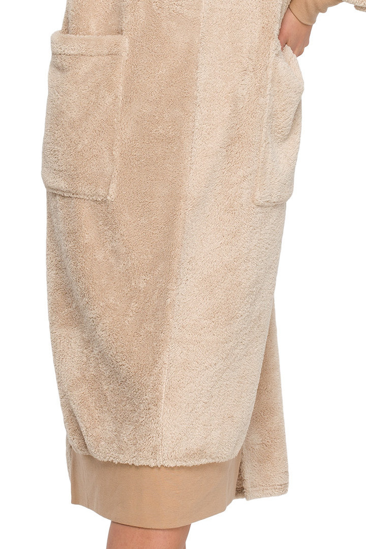 Sukienka midi pluszowa oversize z kapturem długi rękaw cappuccino LA127 Sukienka midi pluszowa oversize z kapturem długi rękaw cappuccino LA127
