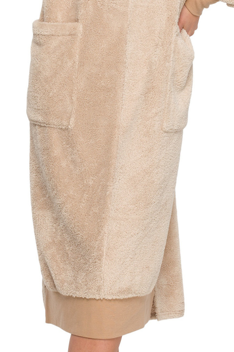 Sukienka midi pluszowa oversize z kapturem długi rękaw cappuccino LA127 Sukienka midi pluszowa oversize z kapturem długi rękaw cappuccino LA127