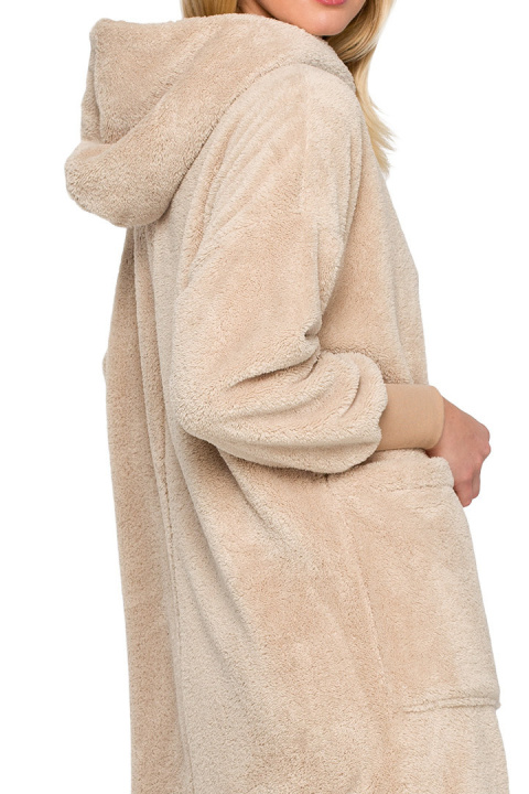 Sukienka midi pluszowa oversize z kapturem długi rękaw cappuccino LA127 Sukienka midi pluszowa oversize z kapturem długi rękaw cappuccino LA127