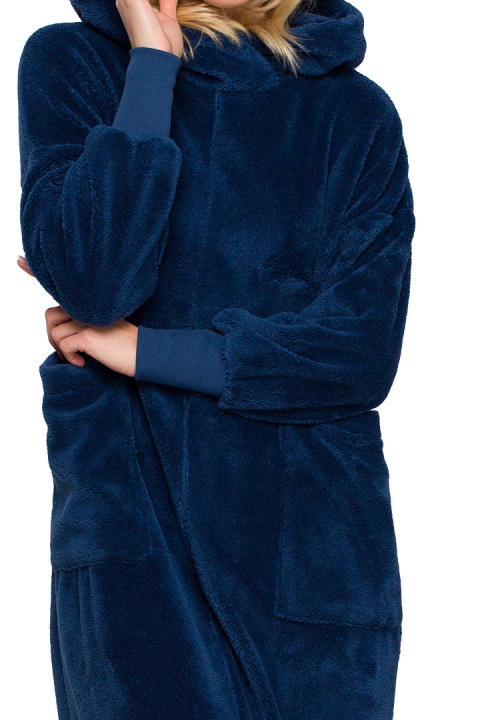 Sukienka midi pluszowa oversize z kapturem długi rękaw granatowa LA127 Sukienka midi pluszowa oversize z kapturem długi rękaw granatowa LA127