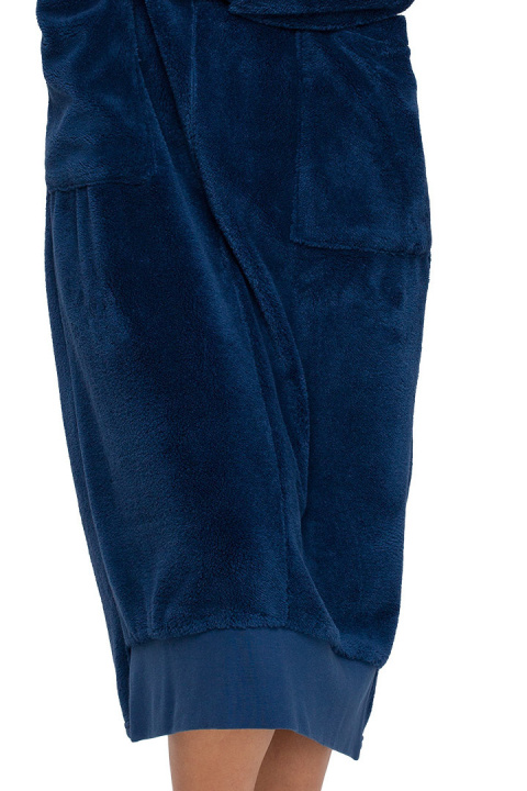 Sukienka midi pluszowa oversize z kapturem długi rękaw granatowa LA127 Sukienka midi pluszowa oversize z kapturem długi rękaw granatowa LA127