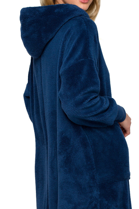 Sukienka midi pluszowa oversize z kapturem długi rękaw granatowa LA127 Sukienka midi pluszowa oversize z kapturem długi rękaw granatowa LA127