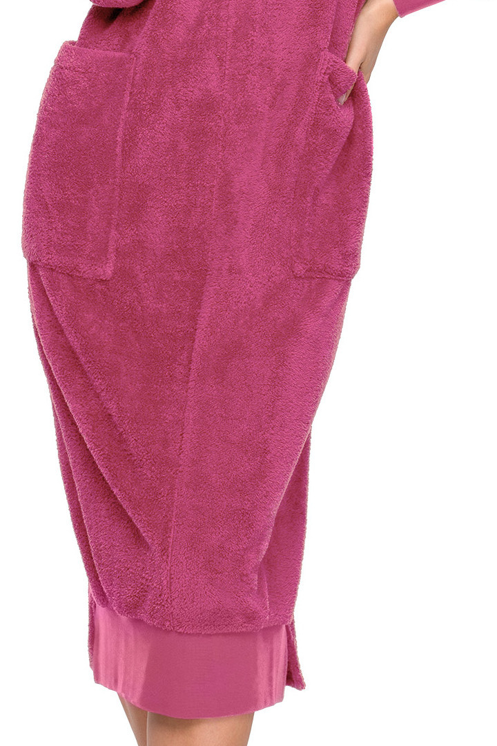 Sukienka midi pluszowa oversize z kapturem długi rękaw wrzosowa LA127 Sukienka midi pluszowa oversize z kapturem długi rękaw wrzosowa LA127