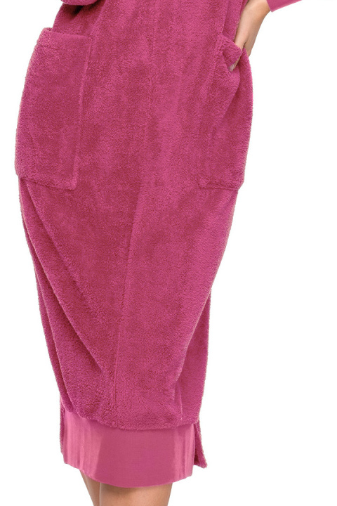 Sukienka midi pluszowa oversize z kapturem długi rękaw wrzosowa LA127 Sukienka midi pluszowa oversize z kapturem długi rękaw wrzosowa LA127
