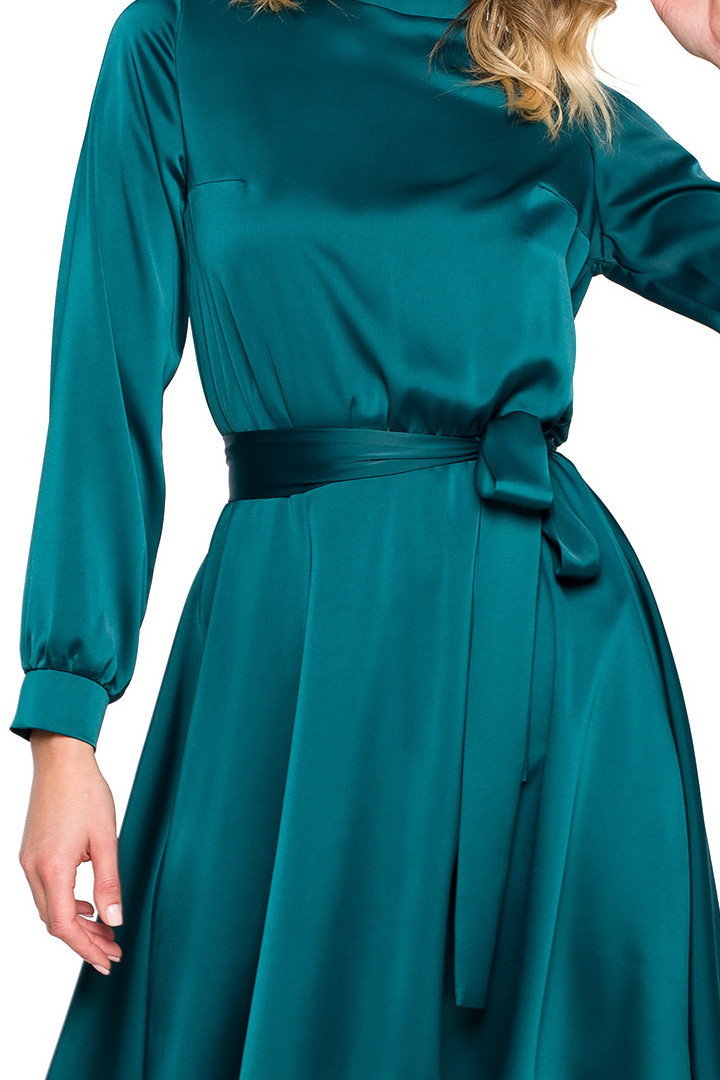 Sukienka satynowa mini rozkloszowana z długim rękawem zielona K157