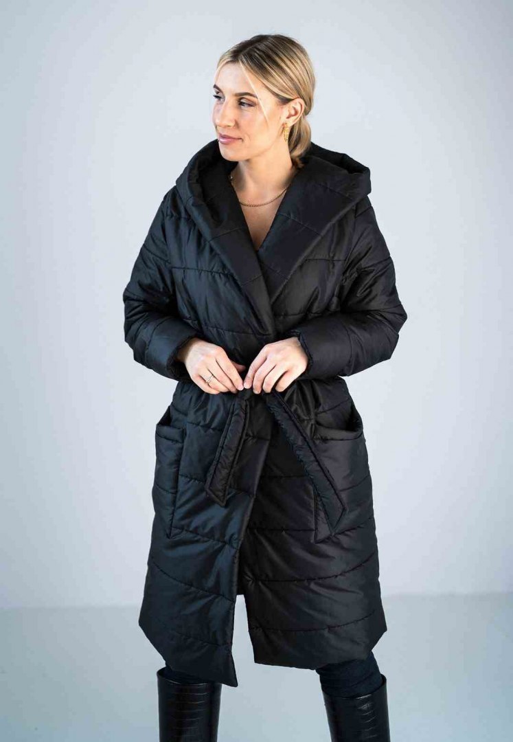 Płaszcz damski pikowany z kapturem wiązany bez zapięcia czarny M929