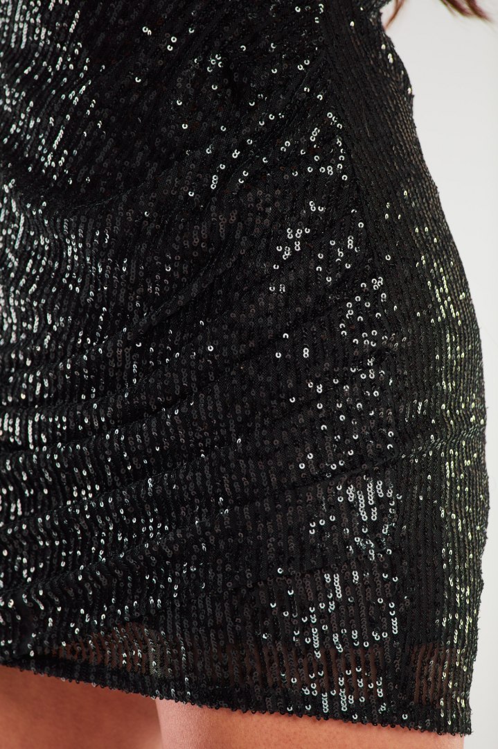 Sukienka mini cekinowa na ramiączkach odkryte plecy dekolt V czarna A487