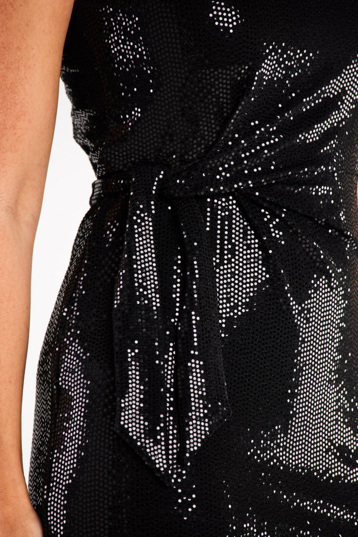 Sukienka błyszcząca dopasowana midi bez rękawów wiązana czarna A560