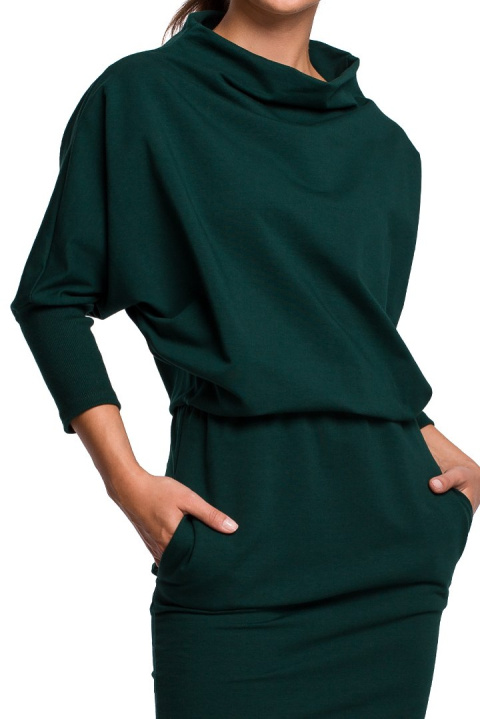 Sukienka dopasowana ołówkowa dołem luźna góra rękaw 3/4 L/XL zielona B175 Sukienka dopasowana ołówkowa dołem luźna góra rękaw 3/4 L/XL zielona B175