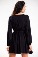 Sukienka mini rozkloszowana długi rękaw dekolt V pasek czarna A577