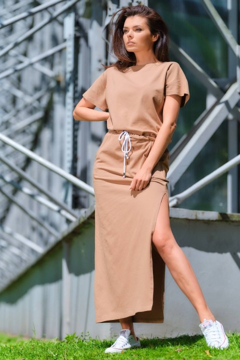 Sukienka maxi bawełniana wiązana w pasie krótki rękaw beżowa M253 Sukienka maxi bawełniana wiązana w pasie krótki rękaw beżowa M253