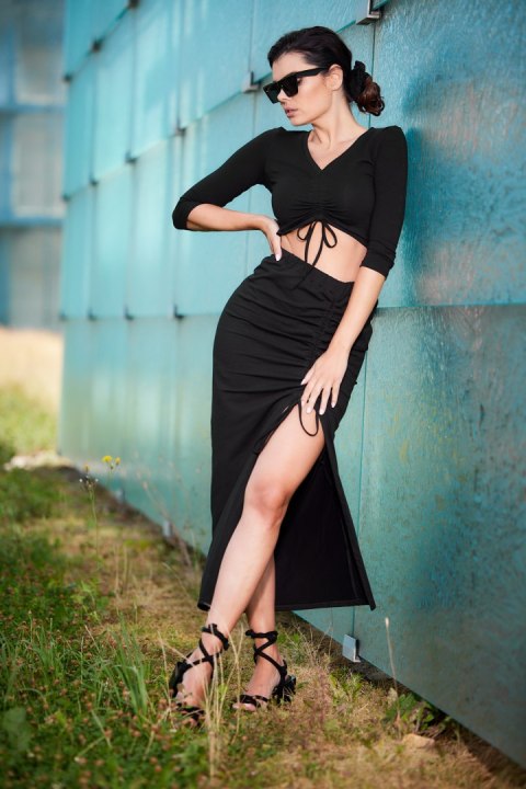 Bluzka damska crop top z rękawem 3/4 dekolt V dzianinowa czarna M304 Bluzka damska crop top z rękawem 3/4 dekolt V dzianinowa czarna M304