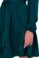 Sukienka satynowa rozkloszowana mini kopertowa długi rękaw zielona K175