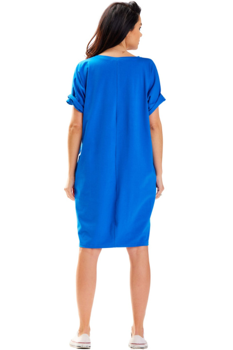 Sukienka midi oversize dzianinowa krótki rękaw dekolt V luźna niebieska M303 Sukienka midi oversize dzianinowa krótki rękaw dekolt V luźna niebieska M303