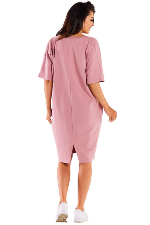 Sukienka midi oversize dzianinowa krótki rękaw dekolt V luźna różowa M303 Sukienka midi oversize dzianinowa krótki rękaw dekolt V luźna różowa M303