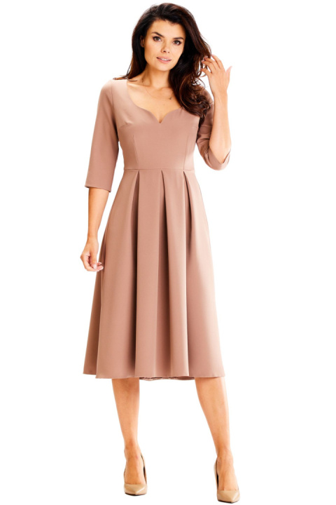 Elegancka sukienka midi rozkloszowana dopasowana głęboki dekolt cappuccino A598 Elegancka sukienka midi rozkloszowana dopasowana głęboki dekolt cappuccino A598