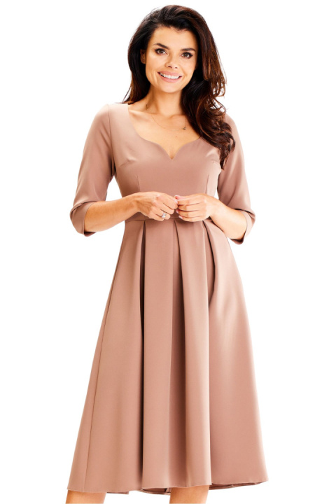 Elegancka sukienka midi rozkloszowana dopasowana głęboki dekolt cappuccino A598 Elegancka sukienka midi rozkloszowana dopasowana głęboki dekolt cappuccino A598