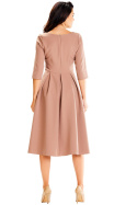 Elegancka sukienka midi rozkloszowana dopasowana głęboki dekolt cappuccino A598