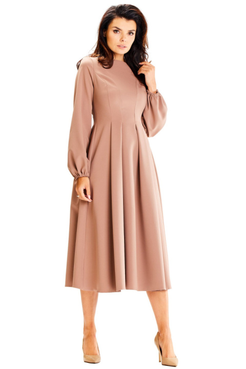 Elegancka sukienka midi rozkloszowana z długim rękawem cappuccino A595 Elegancka sukienka midi rozkloszowana z długim rękawem cappuccino A595