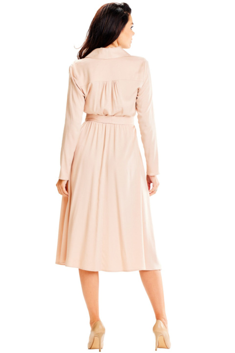 Sukienka elegancka midi rozkloszowana kołnierz długi rękaw beżowa A604 Sukienka elegancka midi rozkloszowana kołnierz długi rękaw beżowa A604