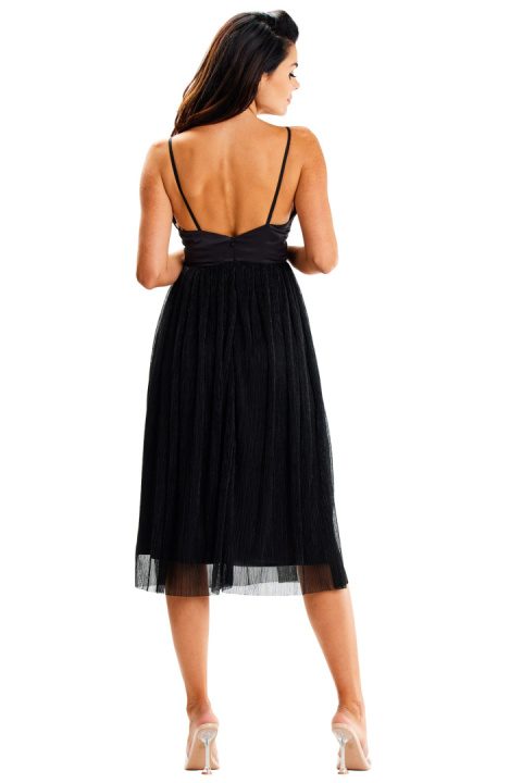 Elegancka sukienka rozkloszowana ramiączka dekolt V odkryte plecy czarna A624 Elegancka sukienka rozkloszowana ramiączka dekolt V odkryte plecy czarna A624