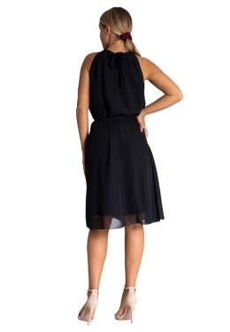 Sukienka midi szyfonowa zwiewna bez rękawów trapezowa wiązana w talii czarna M958