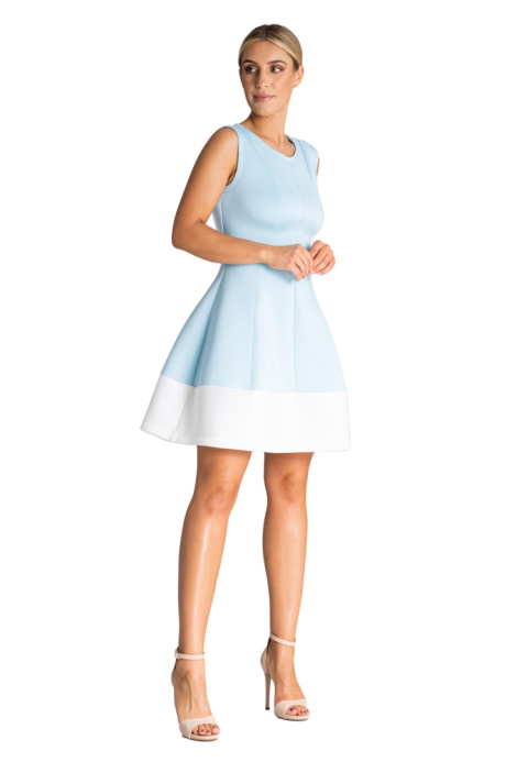 Sukienka mini z pianki rozkloszowana z plisą bez rękawów błękitna M979 Sukienka mini z pianki rozkloszowana z plisą bez rękawów błękitna M979