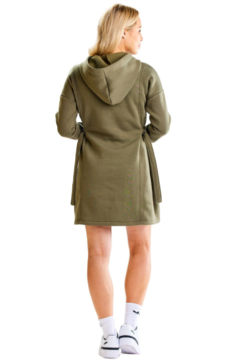 Sukienka mini dresowa z kapturem długi rękaw regulacja z boku khaki M331 Sukienka mini dresowa z kapturem długi rękaw regulacja z boku khaki M331