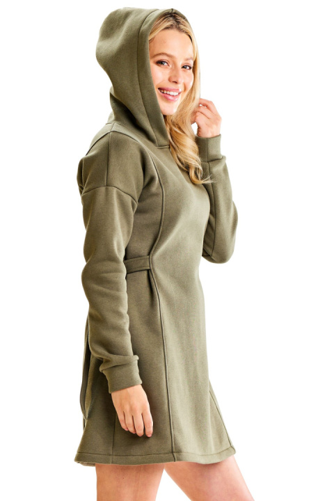 Sukienka mini dresowa z kapturem długi rękaw regulacja z boku khaki M331 Sukienka mini dresowa z kapturem długi rękaw regulacja z boku khaki M331