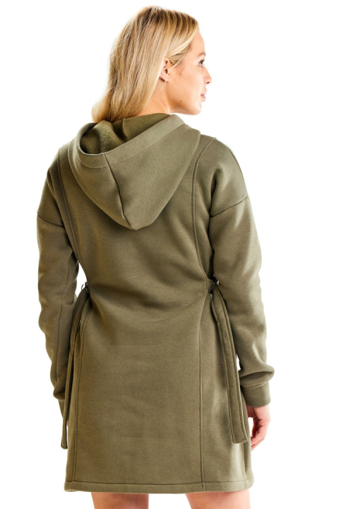 Sukienka mini dresowa z kapturem długi rękaw regulacja z boku khaki M331 Sukienka mini dresowa z kapturem długi rękaw regulacja z boku khaki M331