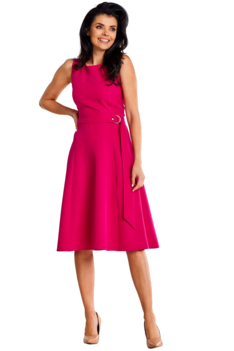 Sukienka elegancka midi bez rękawów dopasowana rozkloszowana fuksja A633 Sukienka elegancka midi bez rękawów dopasowana rozkloszowana fuksja A633