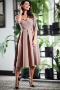 Elegancka sukienka midi rozkloszowana dopasowana głęboki dekolt M cappuccino A598